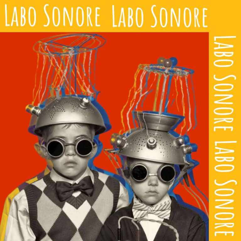 Enfants avec des casques pour le labo sonore